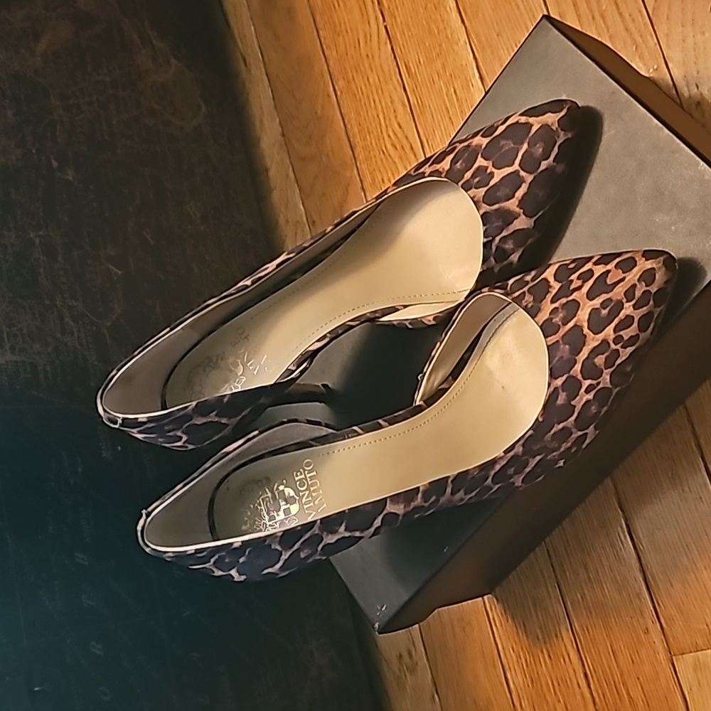 Vince Camuto Leopard Printed Heel d'orsay Pumps 8.5